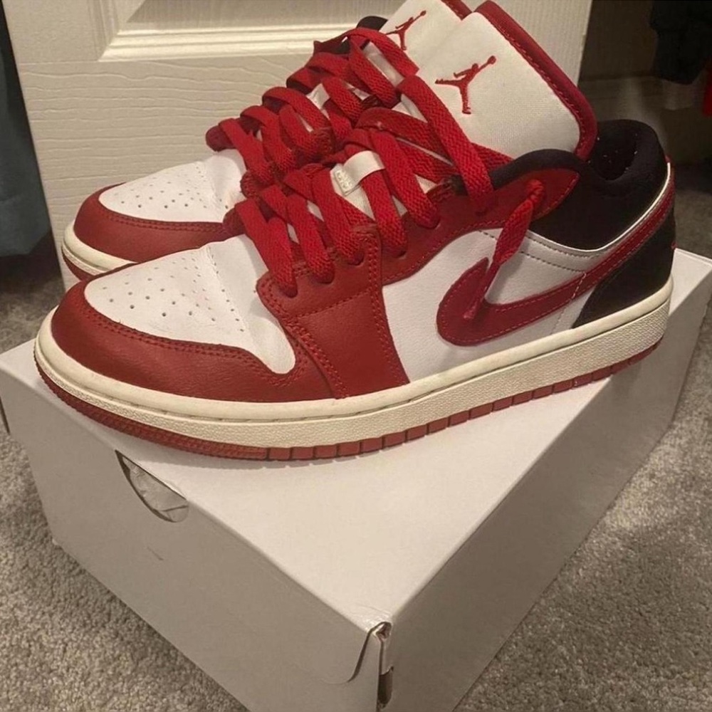 Jordan 1 Low black/red size 8.5 women's (7 men's)